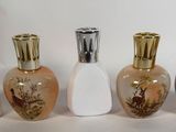 trois vases aux motifs différents sont alignés sur une surface blanche