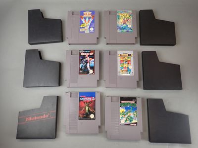 tout un tas de cartouches de jeux Nintendo posées sur une table