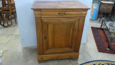 un petit meuble en bois surmonté d'un tiroir