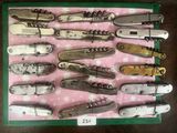 de nombreux types de couteaux exposés dans une boîte