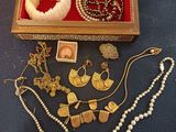 une boîte en bois contenant tout un tas de bijoux