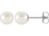 une paire de boucles d'oreilles en perles blanches sur fond blanc