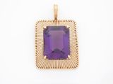 une image représentant un pendentif en pierre violette sur fond blanc