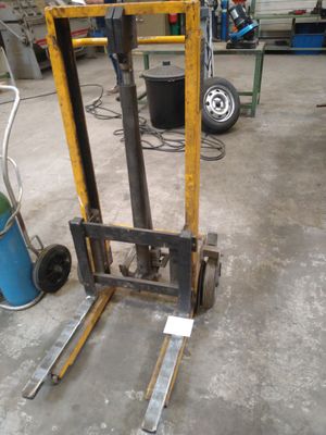une photo d'un chariot élévateur dans un garage