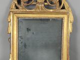 un miroir posé sur un pied dans la pièce