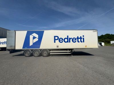un camion semi-remorque garé dans un parking