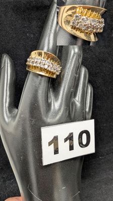 deux bagues en or et diamants sur la main d'un mannequin