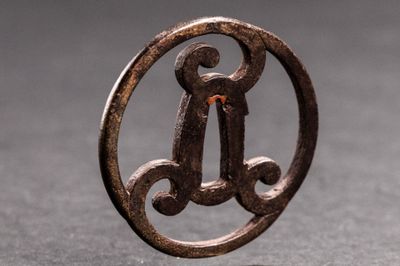 un petit objet métallique contenant une lettre