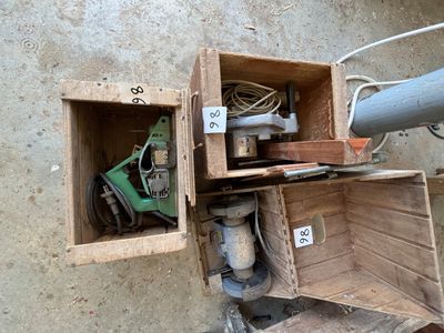 une boîte en bois contenant tout un tas d'outils