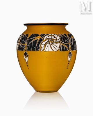 un vase jaune orné d'un motif en noir et blanc