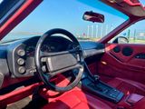 une voiture de sport rouge équipée d'un volant et d'un tableau de bord