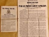 un vieux journal posé sur une table, avec un bout de papier à côté
