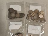 beaucoup de pièces dans les sacs posés sur la table