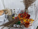 une table sur laquelle sont posés un bouquet de fleurs et d'autres objets