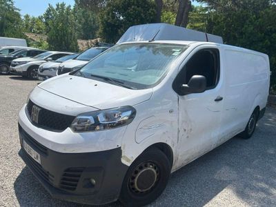 une camionnette blanche garée dans un parking