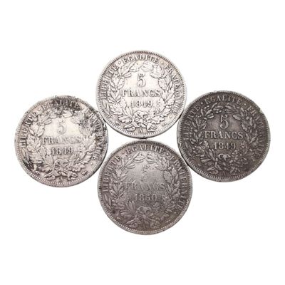 quatre types différents de pièces d'argent sur fond blanc