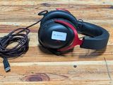 un casque posé sur une table en bois