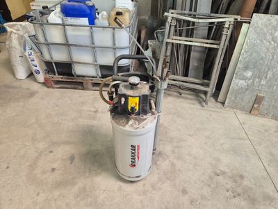 une photo d'un réservoir d'eau dans un garage
