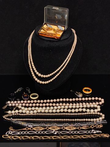 Bijoux fantaisies : trois colliers de perles nacrés, un collier d...
