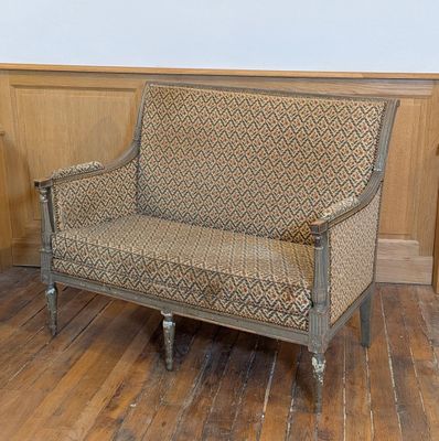 une chaise qui se trouve dans une pièce avec du parquet