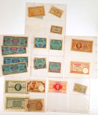 un tas de vieux billets de banque posé sur une table