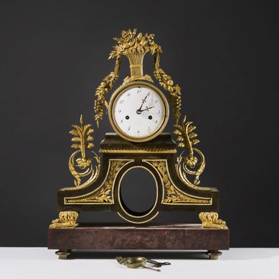 une horloge posée sur une table