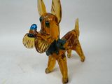 une figurine en verre représentant un chien tenant un oiseau dans la gueule