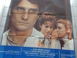 affiche du film « Les Deux Anglaises » sur le mur d'une station de métro