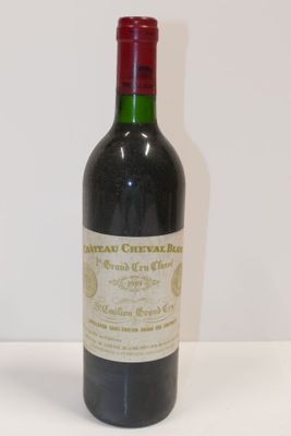 une bouteille de vin posée sur une table