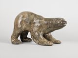 sculpture représentant un ours polaire sur fond blanc