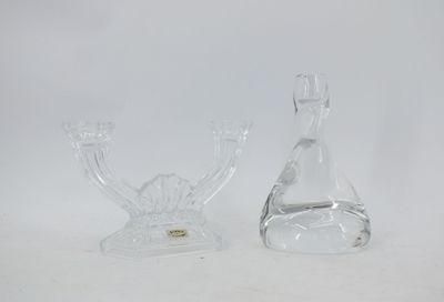 une paire de bougeoirs en verre transparent sur fond blanc