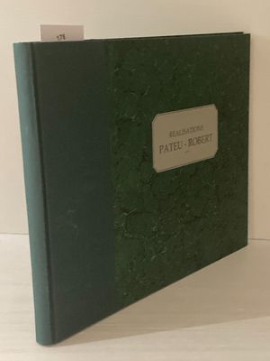 un livre vert sur lequel est collée une étiquette blanche