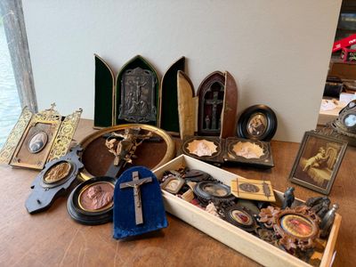de nombreux objets religieux posés sur une table près d'une fenêtre