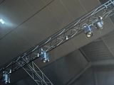many lights that are hanging from the ceiling in the room