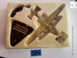 une boîte contenant une maquette d'avion