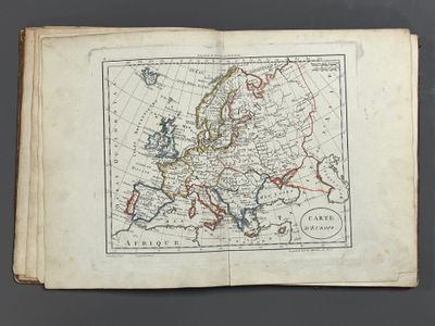 un vieux livre sur lequel figure une carte de l'Europe