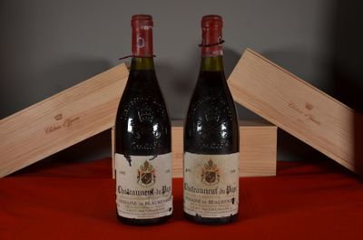 deux bouteilles de vin posées l'une à côté de l'autre sur une table