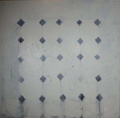 une peinture représentant des losanges bleus et blancs sur un mur blanc