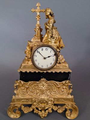 une horloge en or posée sur une table noire