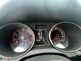 un gros plan du tableau de bord d'une voiture