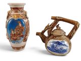deux vases décorés, posés côte à côte sur une surface blanche