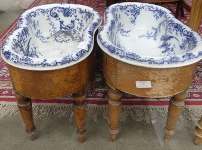 une paire de lavabos en porcelaine bleue et blanche posés sur une table en bois