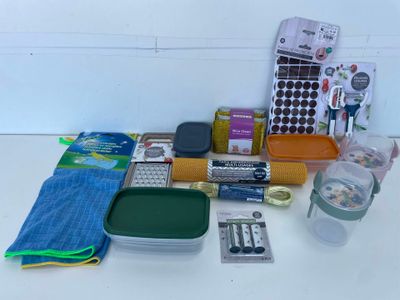 de nombreux objets posés ensemble sur la table
