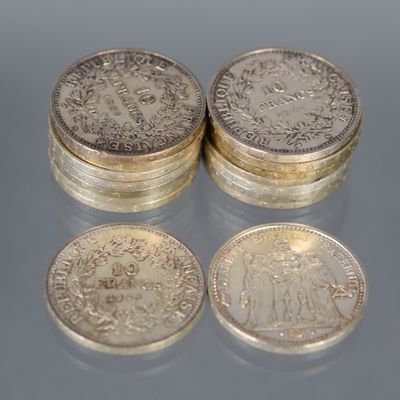 quatre types de pièces différents empilés les uns sur les autres