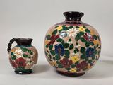 un vase et un petit vase posés l'un à côté de l'autre
