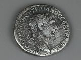une vieille pièce d'argent portant une tête de femme