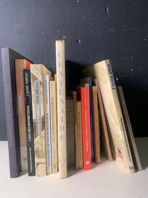 de nombreux livres empilés sur une étagère