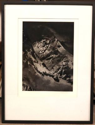 une photo en noir et blanc d'une montagne, dans un cadre