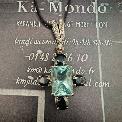une photo d'un collier orné d'une pierre bleue