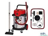L'aspirateur est rouge et argenté, avec une poignée noire et un tuyau rouge.